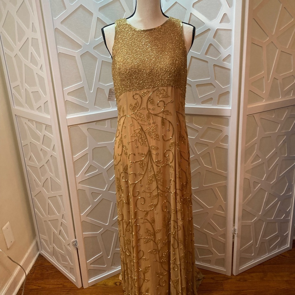 Elegant Gold Sleeveless Evening Gown